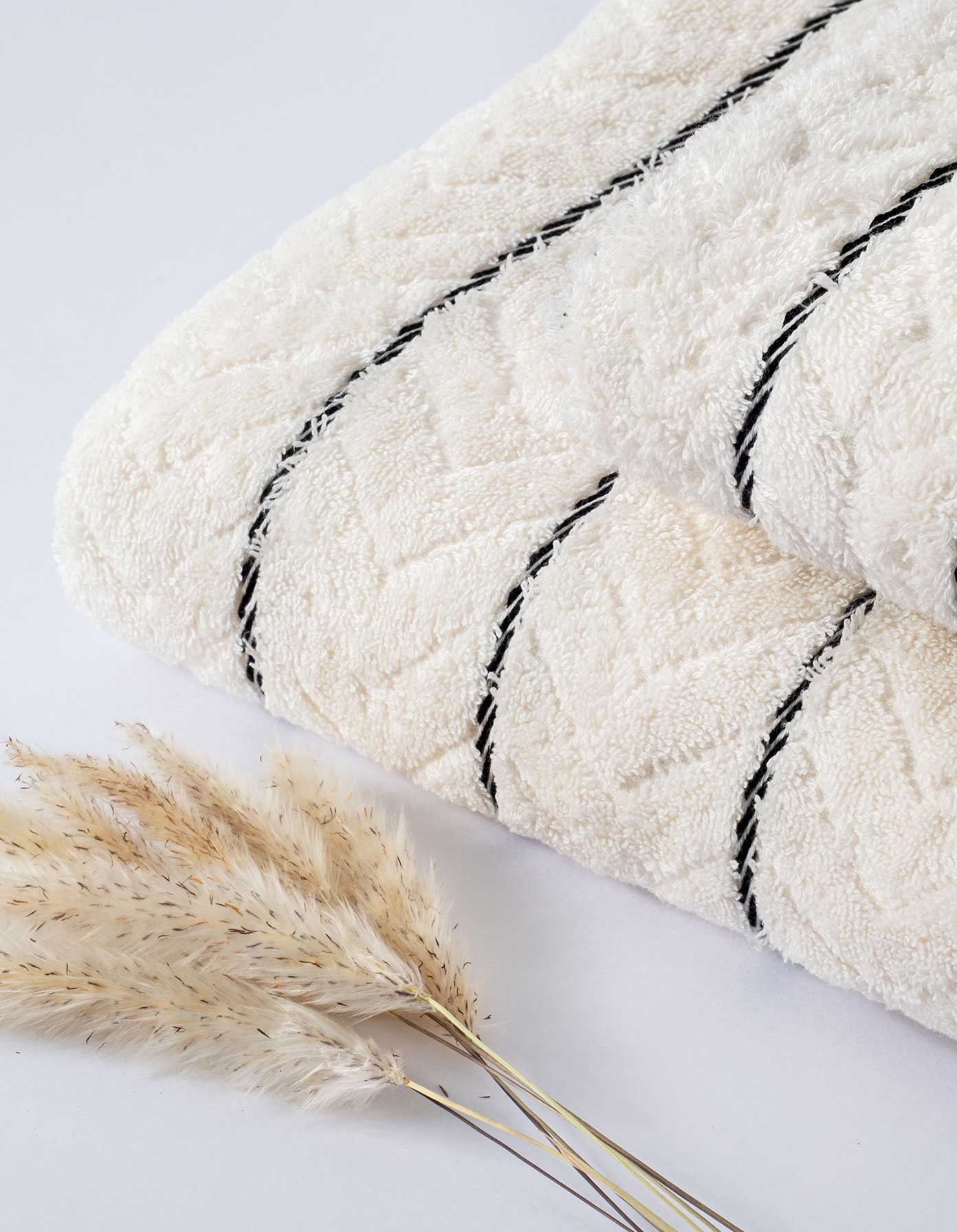 BATH TOWEL WITH STRIPES