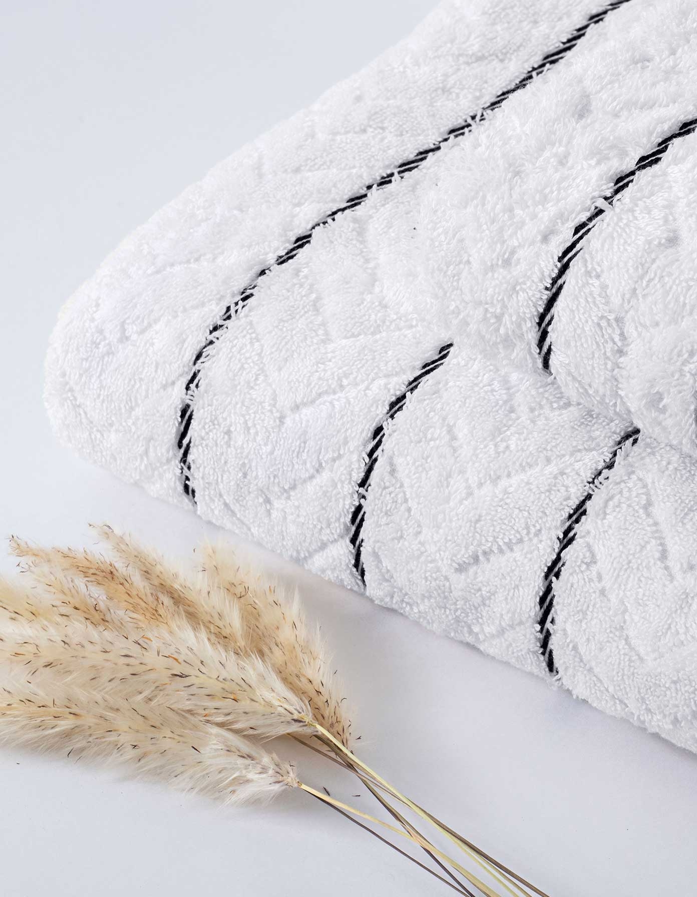 BATH TOWEL WITH STRIPES
